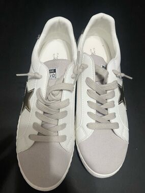 Vintage White Sneakers with Gray Suede Toe and Black Star